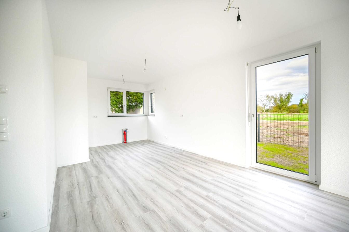 Wohnbereich mit Gartenzugang im fertiggestellten Doppelhaus