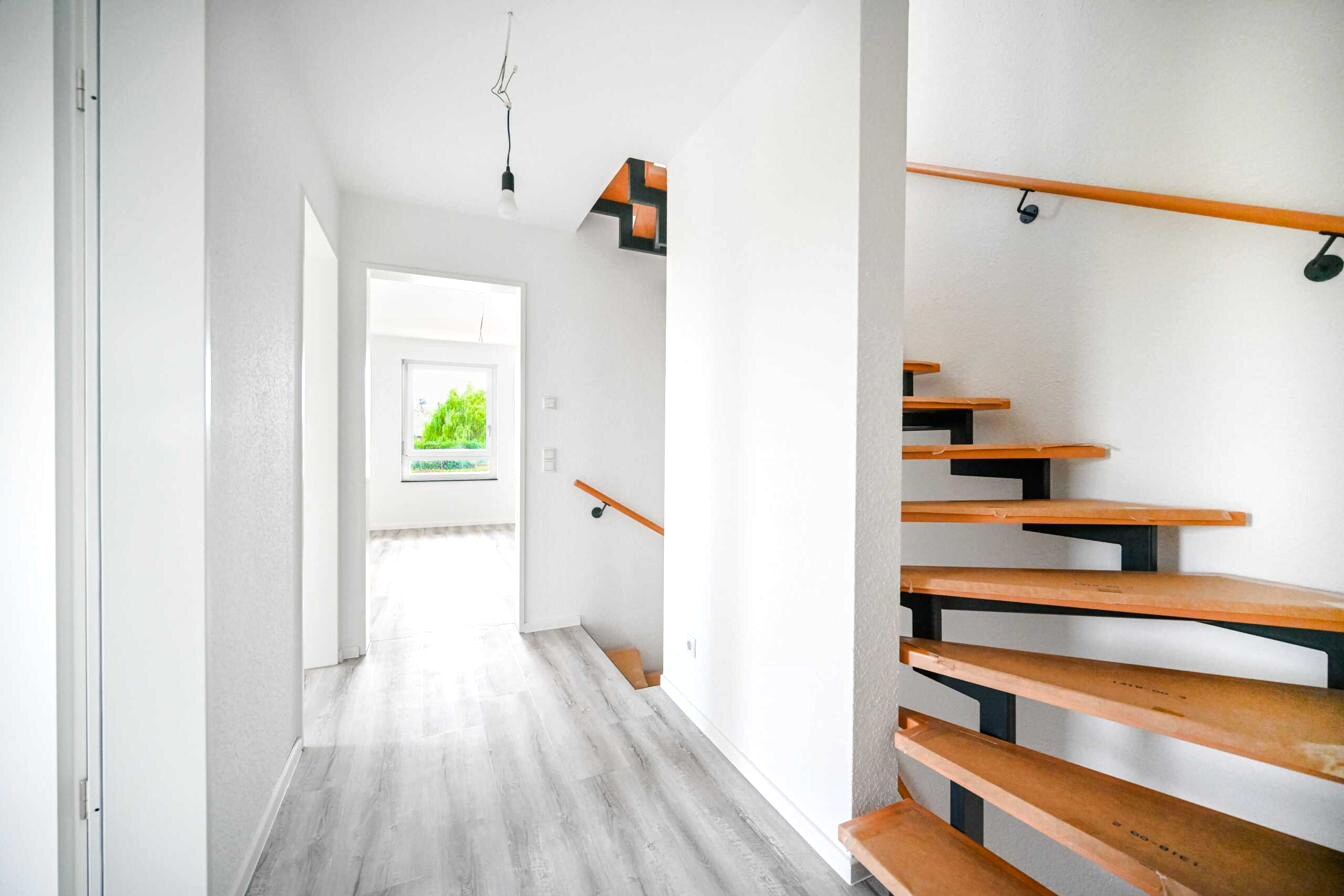 Stahltreppe mit Buche-Massivstufen im fertiggestellten Doppelhaus